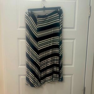 Asymmetric striped black and white full shirt with a slit on the side.